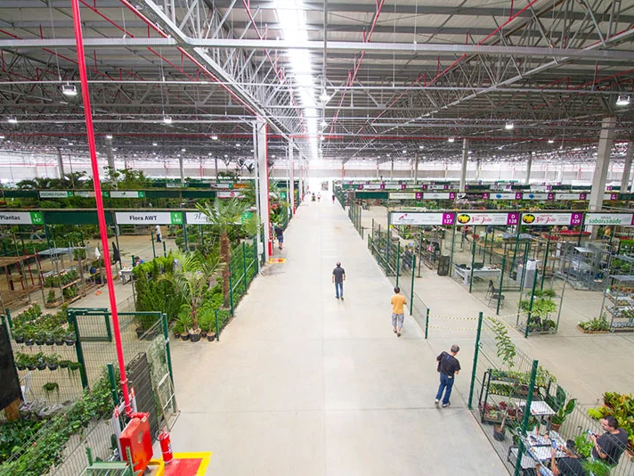 Corredores de boxes do CEAFLOR, mercado de flores da região de Holambra