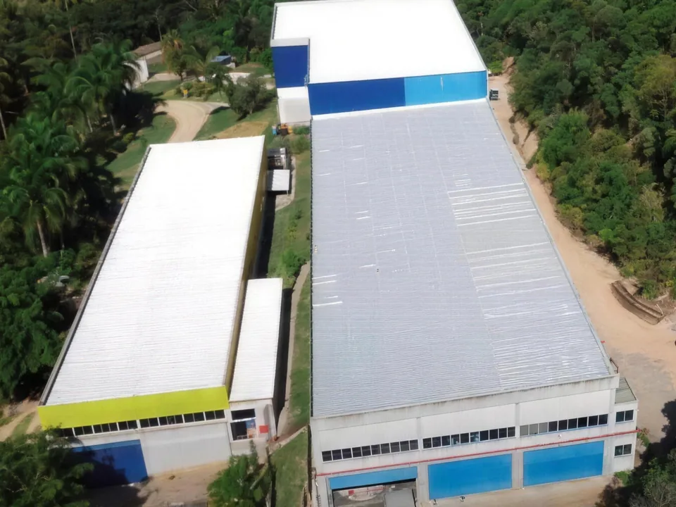 Vista aérea da fábrica e do depósito da FG em Louveira, cercados de mata